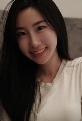 “Purple and Uniform” white and beautiful breasts are so full that they are about to overflow (10P)