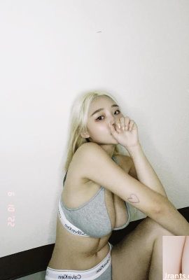 Little witch “Meng Meng” ferocious and beautiful breasts exposed (10P)