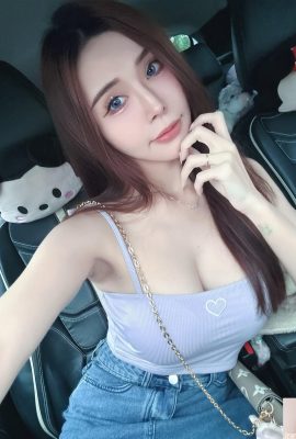 Hot manicurist “Molly” shows off her white and tender figure. The whole picture is super tempting (10P)