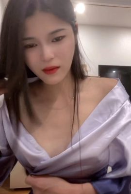 Sexy live broadcaster reveals (32P)