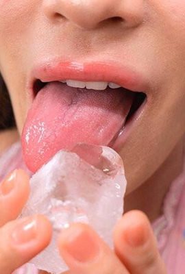 Morinaga Ice: A lewd-faced woman with a wriggling tongue Morinaga Ice (21P)