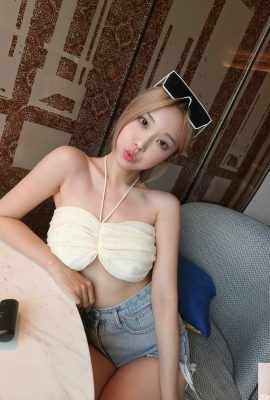 “Xuan Xuan’er”‘s sweet smile is so charming and extremely seductive. Feast your eyes on her (10P)