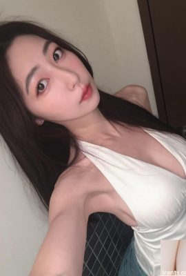 “Wang Yuxuan” has a round and plump breast shape with an eye-catching curvature (10P)