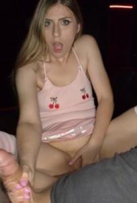 I’m going to get my anus fucked today, so I brought a butt plug in advance and fucked it to pieces (12P)