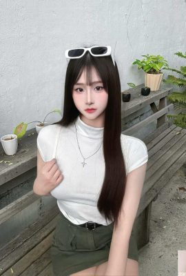 “Lingling” has a beautiful figure that can’t hide her charming sexiness (10P)