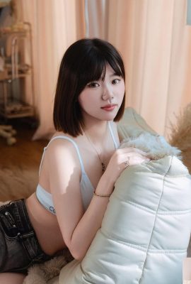 The short-haired beauty “Ting Yu” has snow-white tender skin showing the temptation of her double balls (10P)