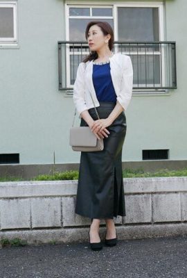 “Standing wife” B class mature woman Sawa 38 years old (21P)